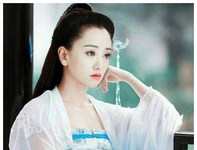 从自然美到整容风波，杨蓉的演艺之路与公众审视