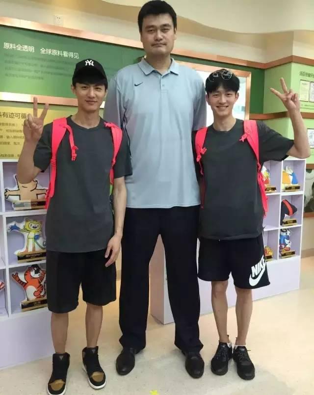 考场上的巨人 记2米3高考生的不凡之旅考场现2米23高考生比姚明高吗
